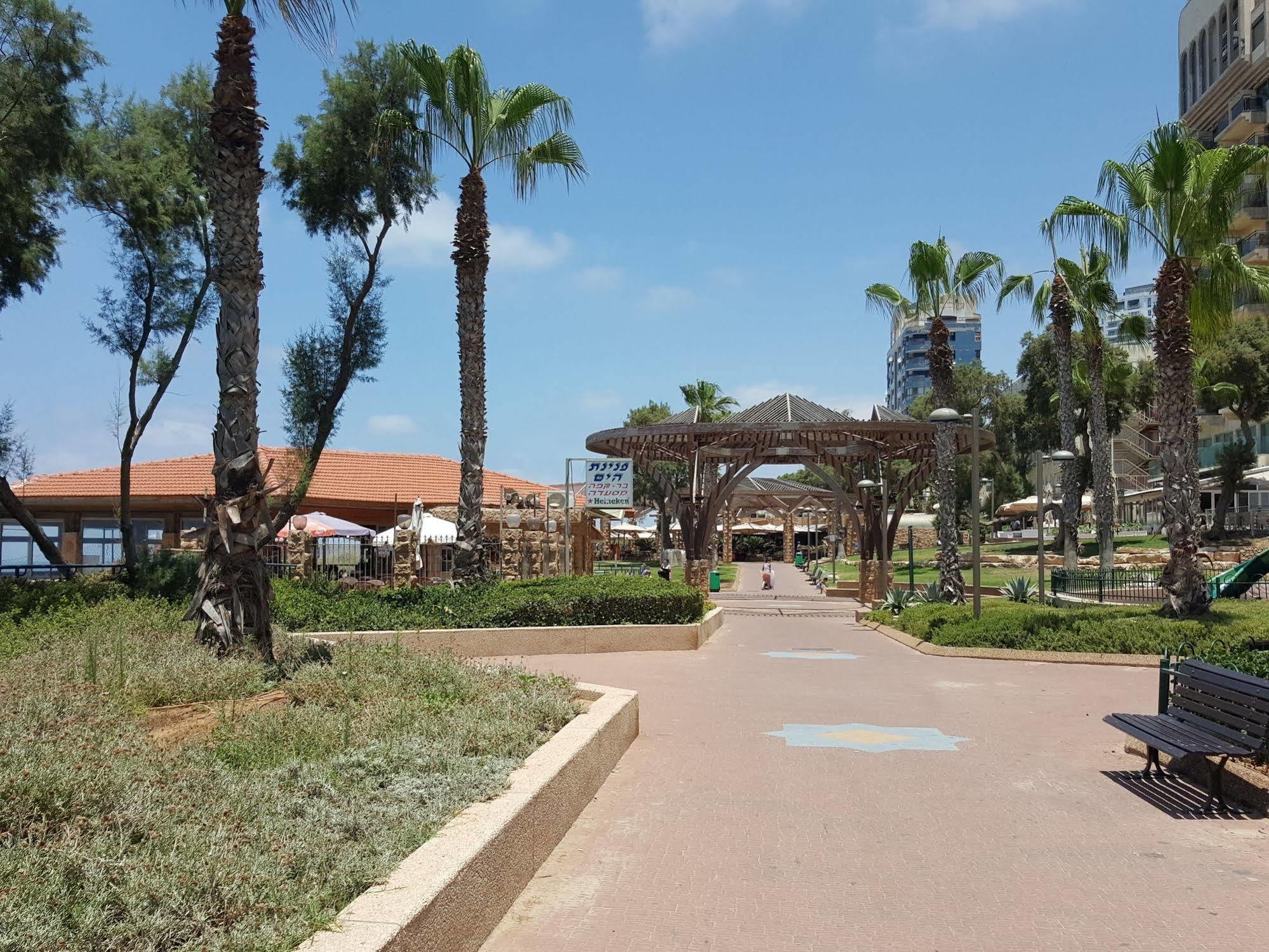 Netanya Motel Pierre Esterno foto