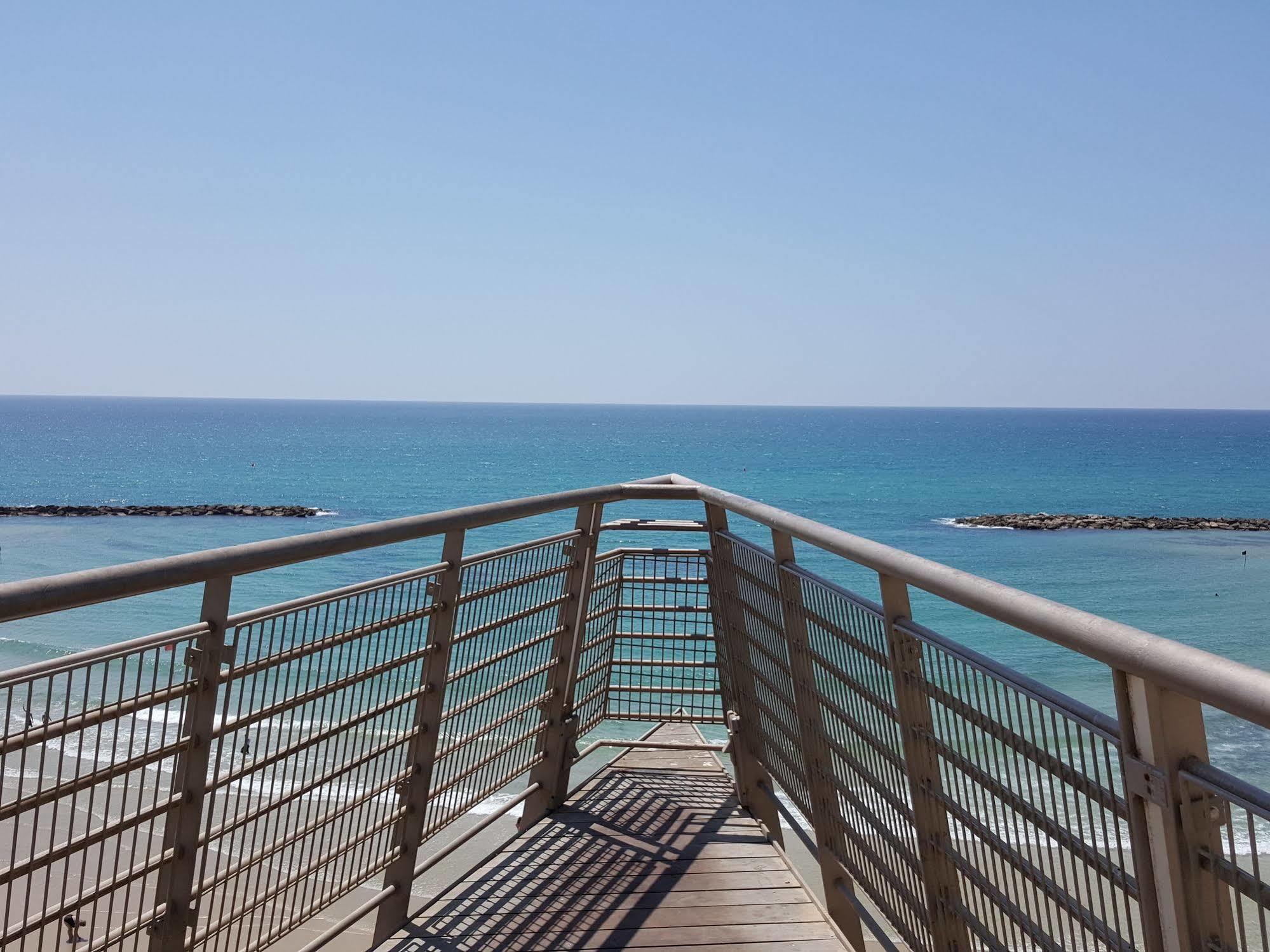Netanya Motel Pierre Esterno foto