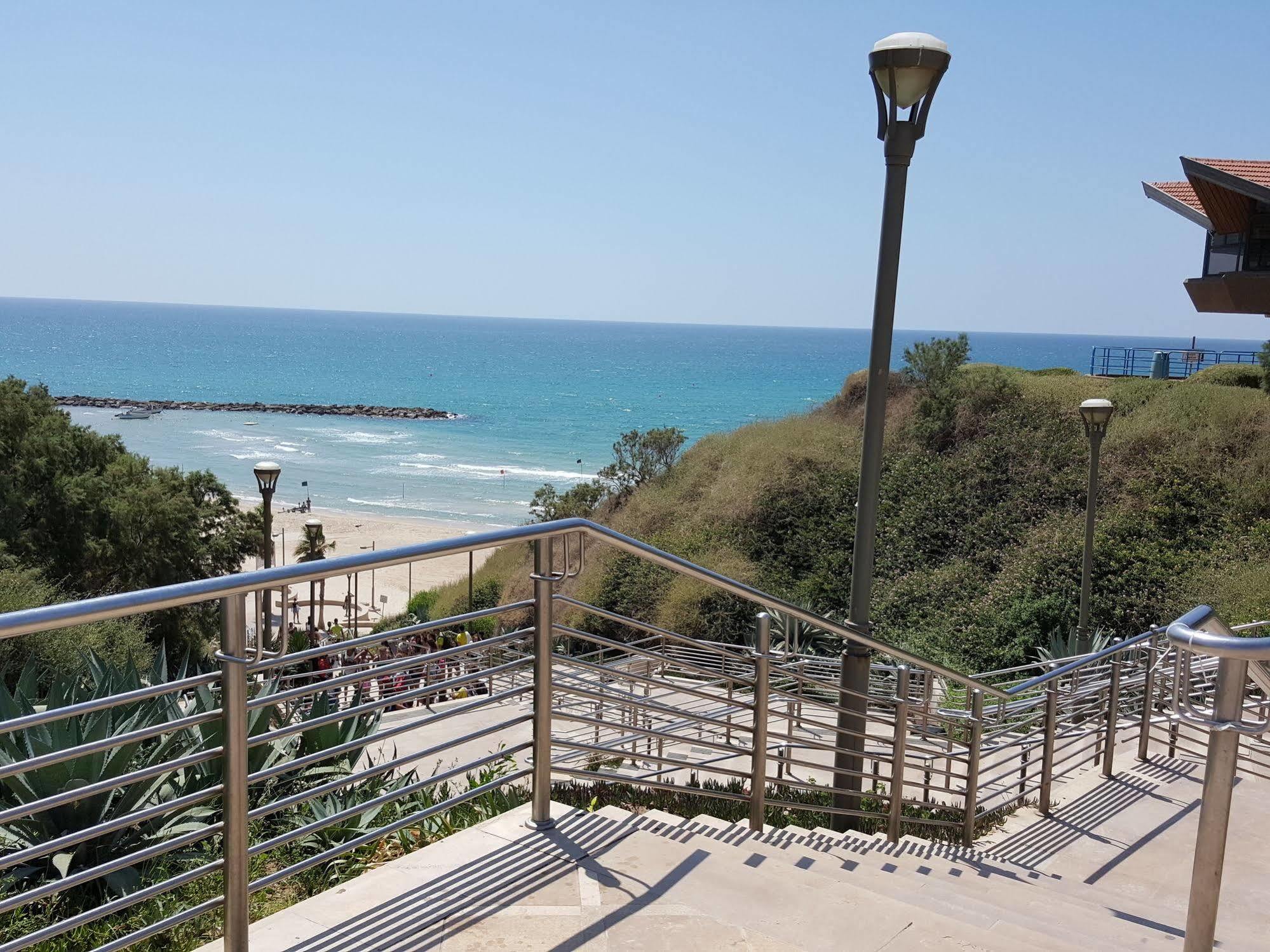 Netanya Motel Pierre Esterno foto